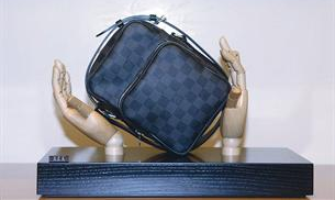 حقيبة «لويس فويتون» محاطة بعناية على مر السنوات