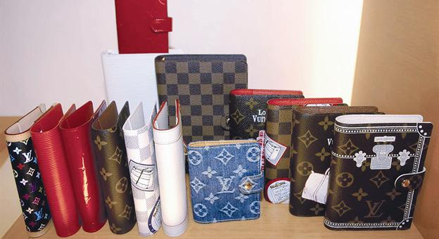 مجموعة قيمة من محفظات النقود