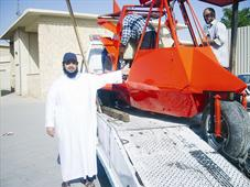 الأمير نايف بن ممدوح يشير الى سيارة من صنعه