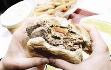 تسبب إدمان الطعام وأضرارها فاقت خطورة التدخين