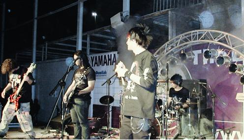 اندماج تام مع ايقاعات الروك الصارخة