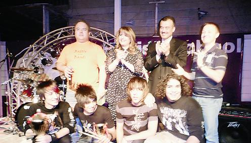 أعضاء فرقة «Black13 angle z» مع الهيئة الادارية للمدرسة البريطانية في الكويت