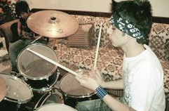 نواف العلوي يعزف على الدرامز