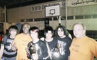 يرفعون كأس الفوز بالمركز الاول