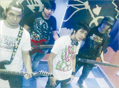 علي العليوة ووليد خالد على الغيتار وعباس العلي وعبدالعزيز البصيري مغنيا الفرقة