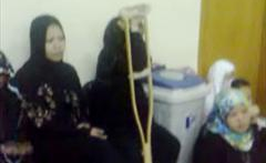 مصابة تحمل عكازا