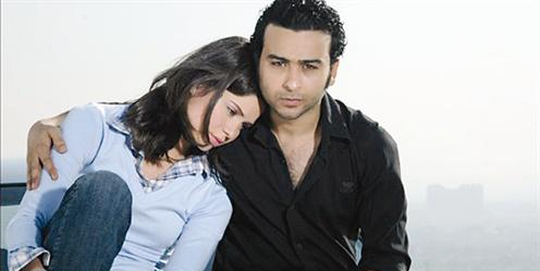 اللوزي وأحمد عزمي في فيلم «قبلات مسروقة»