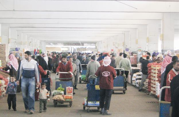 المستهلكون يفضلون التجول في الشبرة لاختيار احتياجاتهم 		(تصوير جلال معوض)