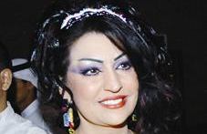 هدى الخطيب والمبالغة في الأزياء والتسريحات 