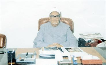 في مكتبه سنة 1980