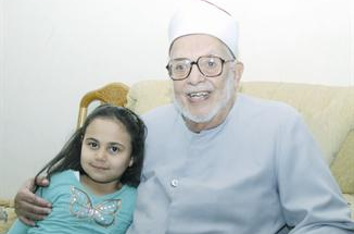 مع اصغر احفاده