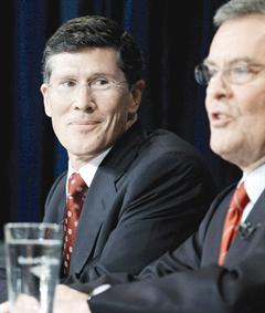 u0631u0626u064au0633 u00abu0645u064au0631u064au0644 u0644u064au0646u0634u00bb u062cu0648u0646 u062bu0627u064au0646 u064au0628u062au0633u0645 u0644u0643u064au0646u064au062b u0644u0648u064au0633 u0641u064a u0635u0648u0631u0629 u0623u0631u0634u064au0641u064au0629 tu00abu0623 u0628u00bbr