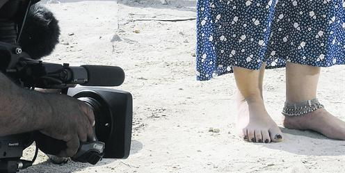 رقصة الخلخال بقدم فاطمة عبدالرحيم في كاميرا المخرج علي العلي