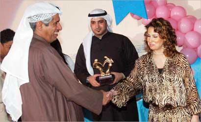 يوسف الجلاهمة أثناء تسلَّمه الدرع (تصوير جلال معوض)