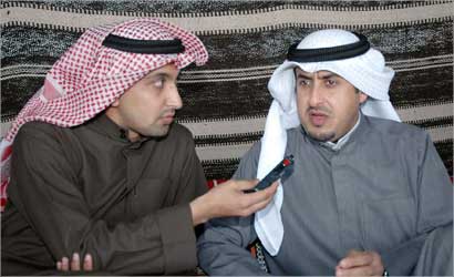 البصمان يتحدث إلى الزميل غانم السليماني      (تصوير جلال معوض)