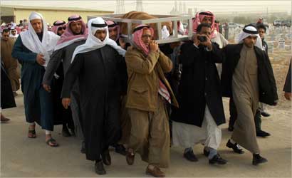 الفقيد خليل اسماعيل الى مثواه الأخير (تصوير أسعد عبدالله)