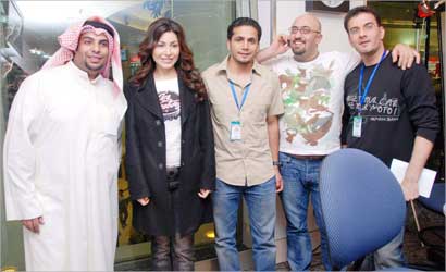 فريق عمل البرنامج مع يارا وطارق أبو جودة  (تصوير  دانيال هلال) 