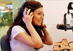 فريق عمل البرنامج مع يارا وطارق أبو جودة  (تصوير  دانيال هلال) 