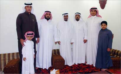 واقفاً بين أقربائه (تصوير أحمد عماد)