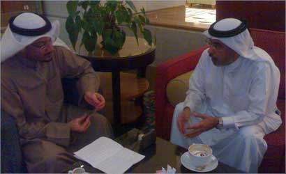 الحرمي متحدثا إلى الزميل ناصر الفرحان