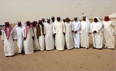 الفهد والناصر يتوسطان عددا من المشاركين   (تصوير جلال معوض)