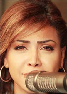 نوال وراء الميكروفون    (تصوير أسعد عبدالله)