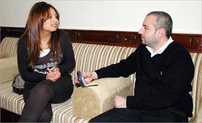 مروة تتحدث إلى الزميل إيلي خيرالله (تصوير دانيال هلال)