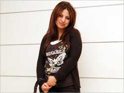 مروة تتحدث إلى الزميل إيلي خيرالله (تصوير دانيال هلال)