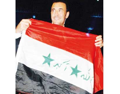 كاظم الساهر يحمل علم العراق في... الحفلات 