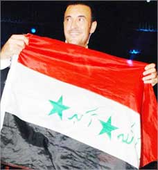 كاظم الساهر يحمل علم العراق في... الحفلات 