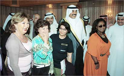 هالة وهدى الرشيد ومنى طالب مع وزير الاعلام وماضي الخميس   (تصوير نور هنداوي)