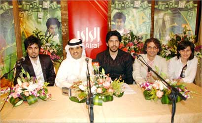 الشيخ دعيج الخليفة يتوسط فريق عمل «تراي»