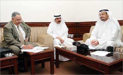 العنزي والباحوري والزميل ناصر الفرحان في ديوانية «الراي»    (تصوير دانيال هلال)