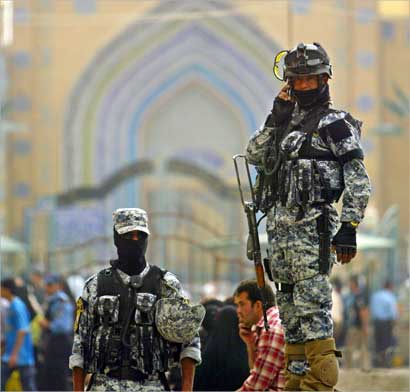 عنصران من الكوماندوس العراقي أمام احد مساجد بغداد امس (أ ف ب)