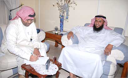 السعيد يتحدث للزميل مشعل السلامه       (تصوير نور هنداوي)