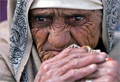 طعنت بخنجر الغدر من فلذة كبدها فداهم الدمع مقلتيها