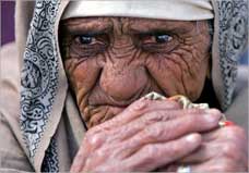 طعنت بخنجر الغدر من فلذة كبدها فداهم الدمع مقلتيها