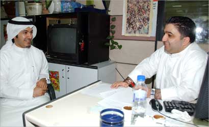 المذيع منصور الكليب يتحث للزميل حسين خليل