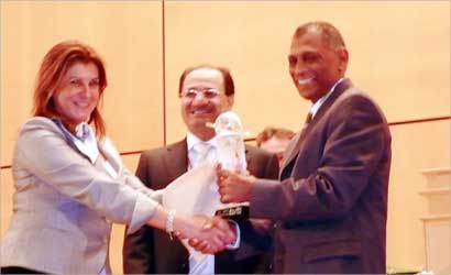 u0639u0644u0627 u063au0628u0648u0631 u062au062au0633u0644u0645 u0627u0644u062cu0627u0626u0632u0629 u0645u0646 u0648u0632u064au0631 u0627u0644u0635u062du0629 u0627u0644u0627u0645u0627u0631u0627u062au064a