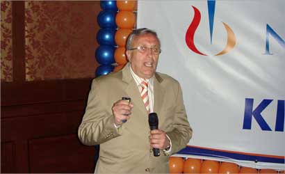 غسان معلوف متحدثا