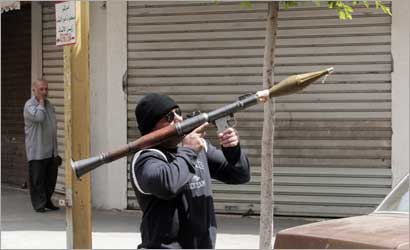 مسلح شيعي يستعد لاطلاق «ار بي جي» في احد شوارع بيروت امس  (رويترز)