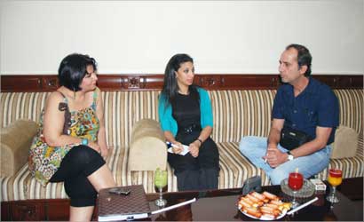 مع ليلى أحمد وخلود  (تصوير: علي السالم)