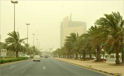 الشوارع شبه خالية بسبب الغبار   (تصوير موسى عياش)