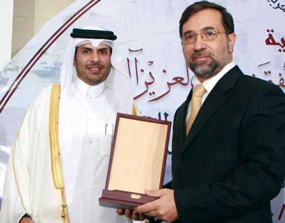 المصري يتسلم الجائزة