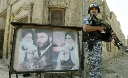 جندي عراقي في وضع تأهب في احد احياء العمارة امس  (ا ب)