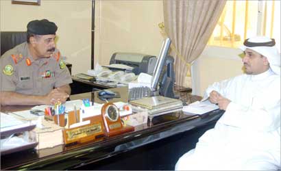 اللواء المشعان متحدثا إلى الزميل منصور الشمري