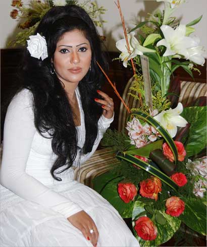 ملاك محاطة بباقات الورد في ديوانية «الراي»  (تصوير علي السالم)