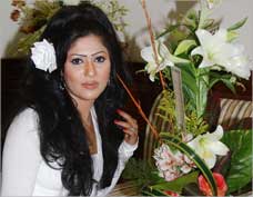 ملاك محاطة بباقات الورد في ديوانية «الراي»  (تصوير علي السالم)