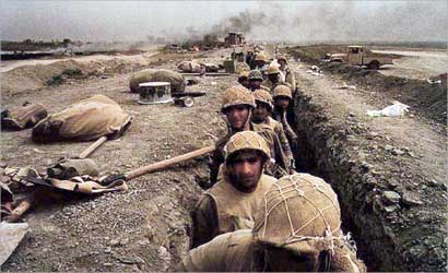 جنود إيرانيون في خندق أيام حرب الأعوام الثمانية مع العراق