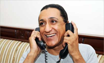 «موضي» يرد على اتصالات جمهورها     (تصوير علي السالم)